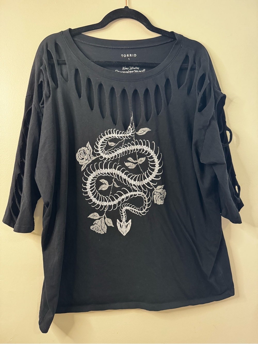 Torrid Black Snake Skeleton Rose Graphic Distressed Cutout Tee Size 1
